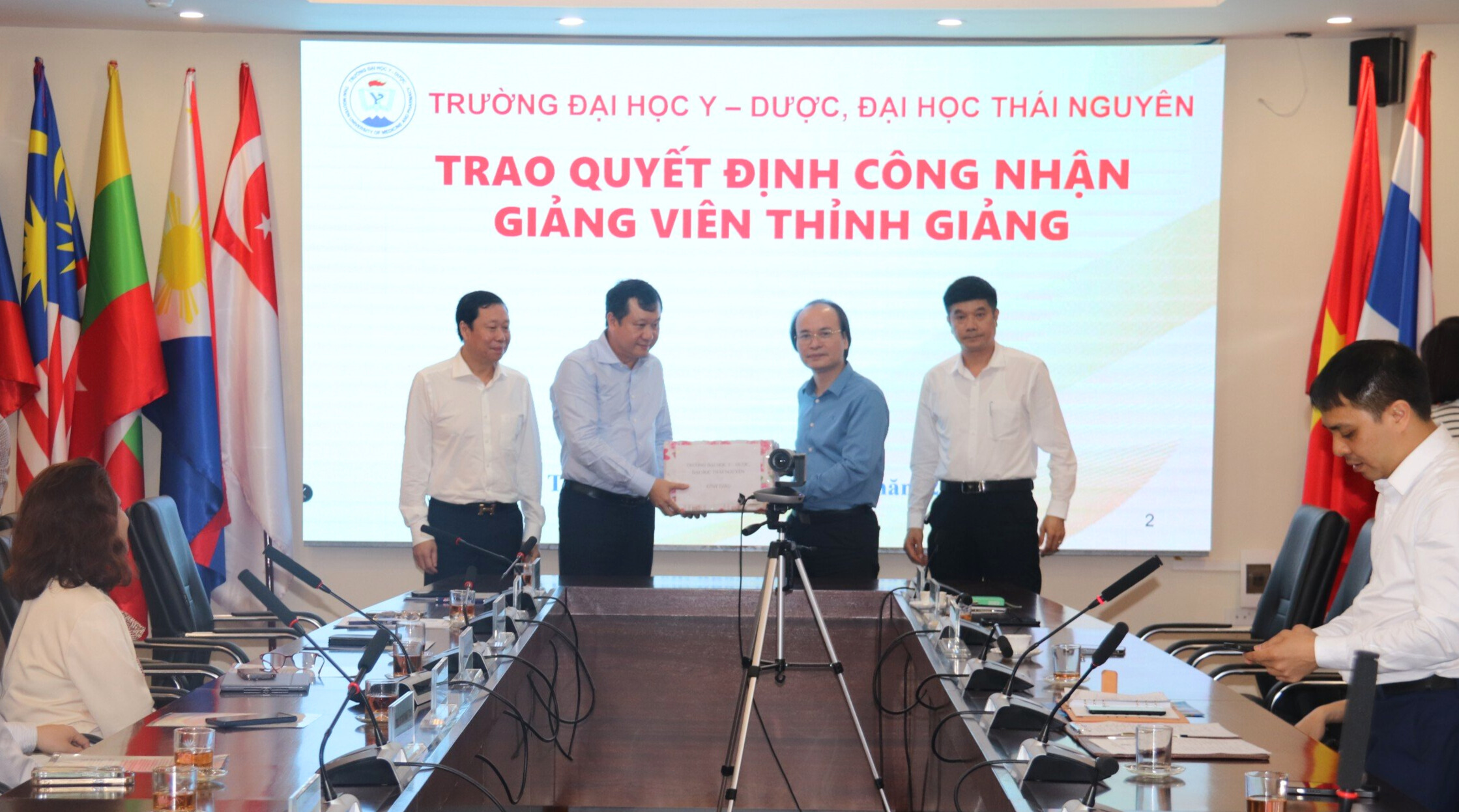 BỆNH VIỆN UNG BƯỚU HÀ NỘI ĐẾN THĂM VÀ LÀM VIỆC TẠI TRƯỜNG ĐẠI HỌC Y – DƯỢC, ĐẠI HỌC THÁI NGUYÊN